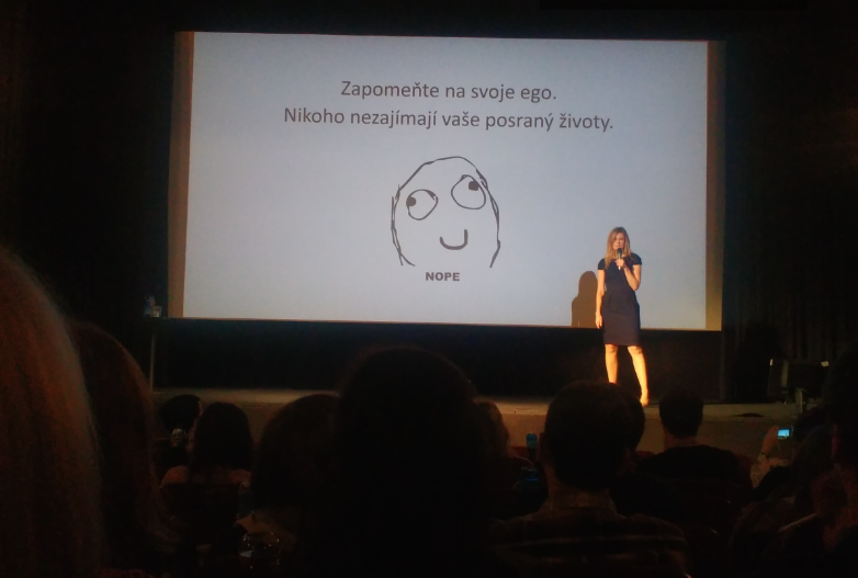 Zapomeňte na svoje ego. Nikoho nezajímají vaše posraný životy.